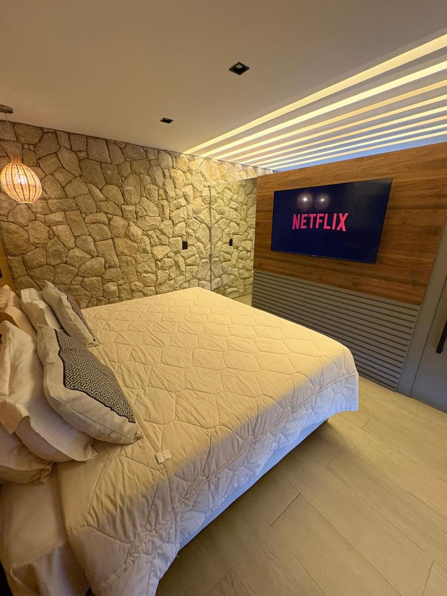 Suíte com Cama King-size e Banheira de Hidromassagem